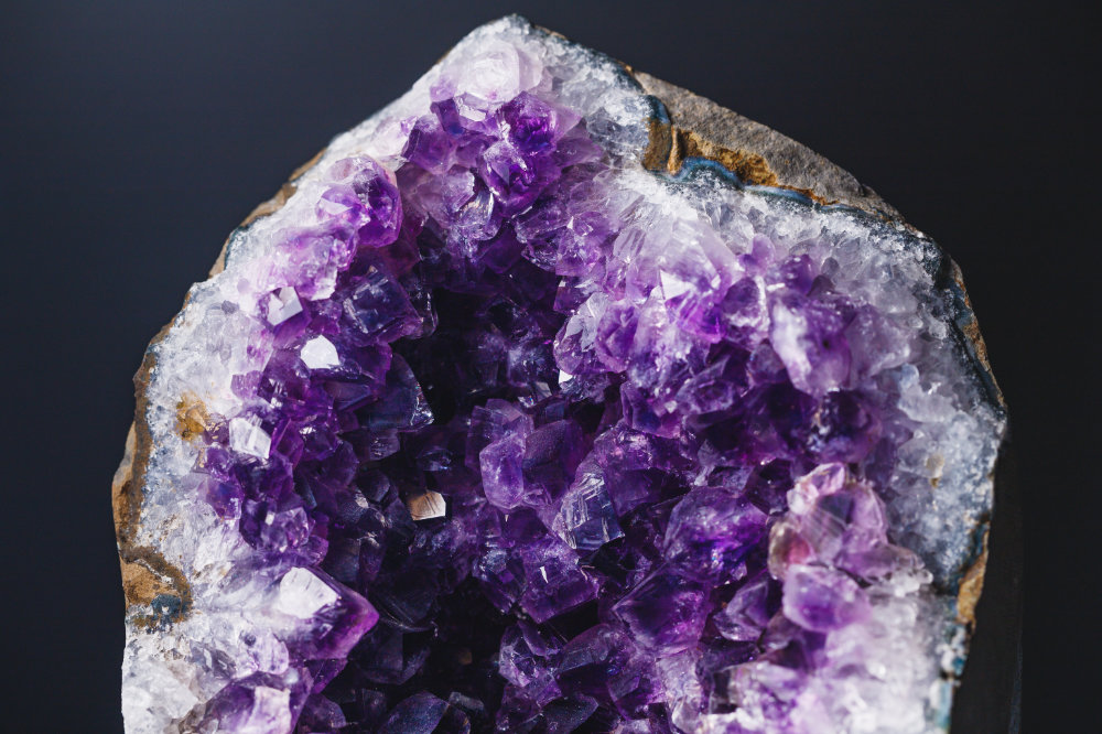 Purple Fluorite vs Amethyst (Similarities, Differences, How To Tell Them Apart)